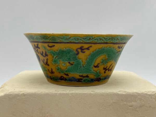 Stunning Chinese Qing Dynasty Qianlong Imperial Bowl, Yellow & Green-Glaze Dragon Decoration, 18th Century