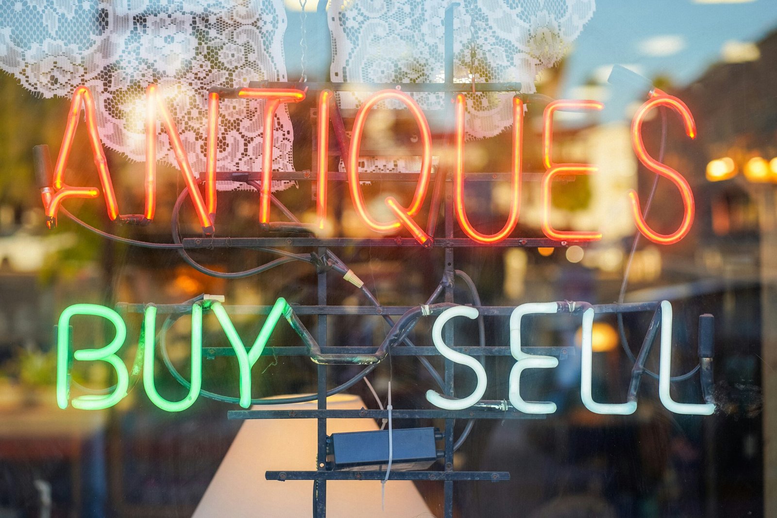 Antique Sourcing and Buying in UK – 5 Smart Tips From a Trusted Expert